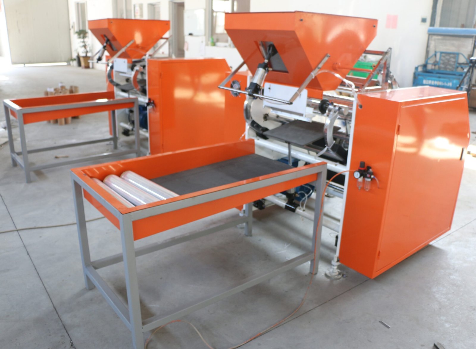 Stretch film rewinding machine Stretch film rewinding machine